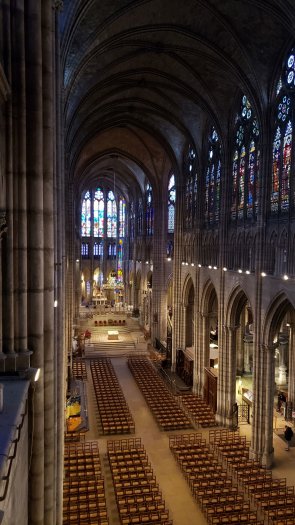 Vue de la nef et du choeur de l'abbatiale. On distingue les colonnettes engages des piliers.  CDT93