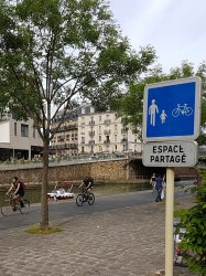 Piste cyclable le long du canal  hauteur de Pantin