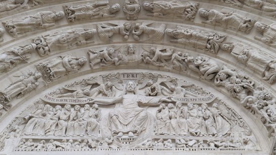 tympan de la Basilique Saint-Denis avec le Christ ( ses pieds  gauche reprsentation de l'abb Suger)