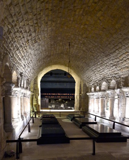 Tombes (dalles en marbre noir) des rois, situes dans la crypte - Basilique Saint-Denis  CDT93