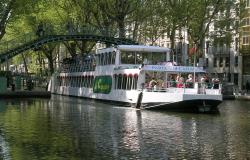 bateau sur la canal Saint-Martin  Paris